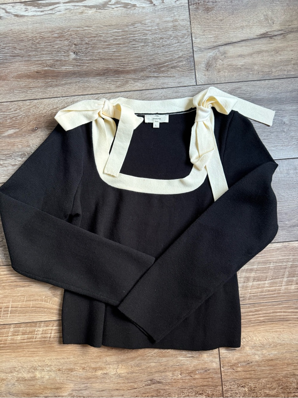 Black & Cream Bow-Shoulder Sweater - Entro